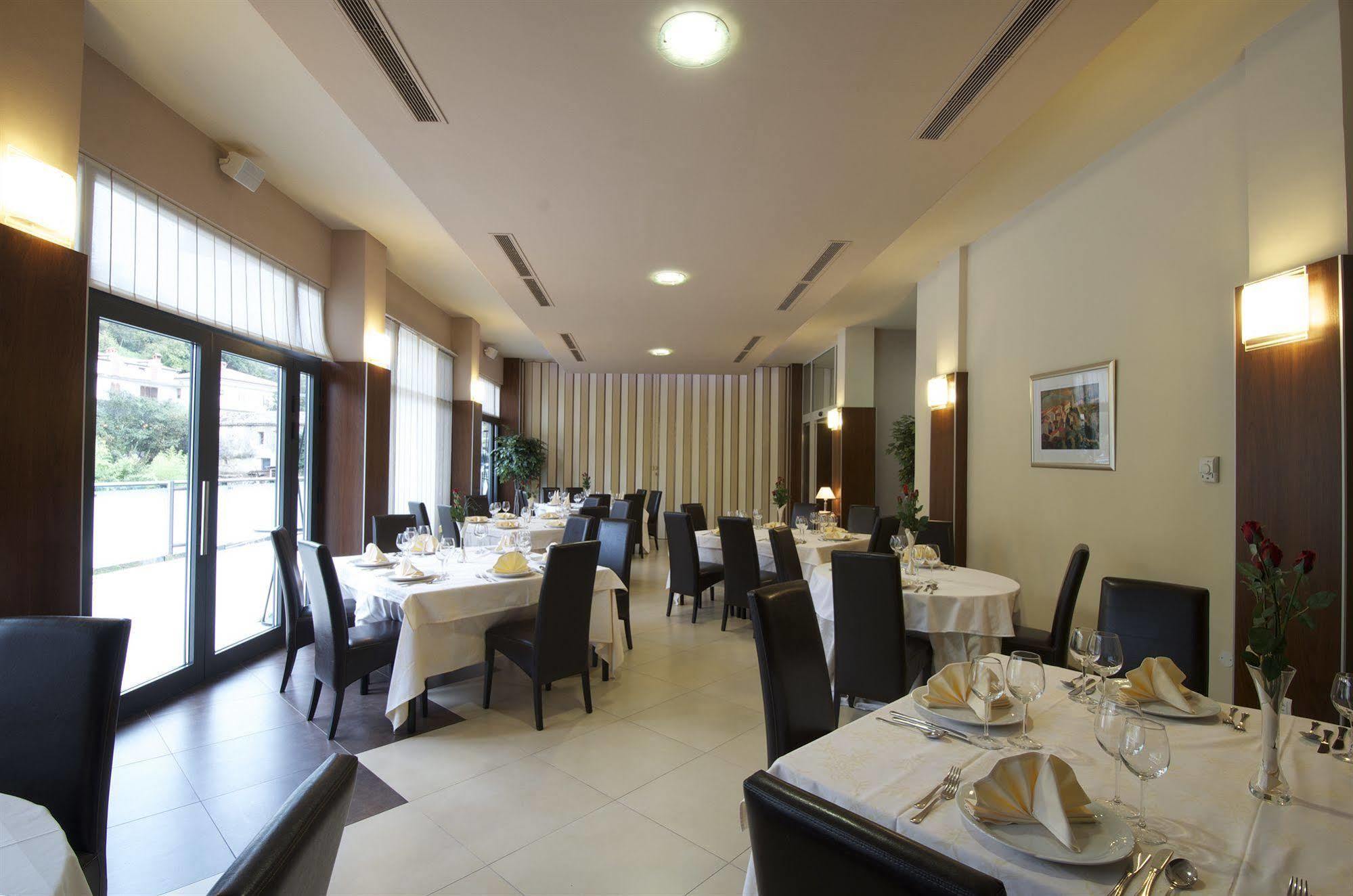 Hotel Fontana Buzet Luaran gambar